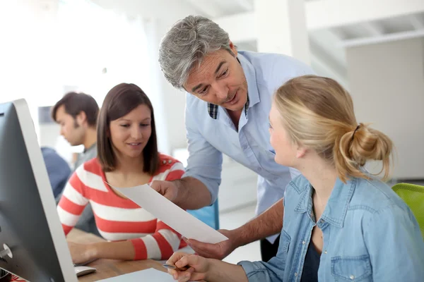 Profesor con estudiantes — Foto de Stock