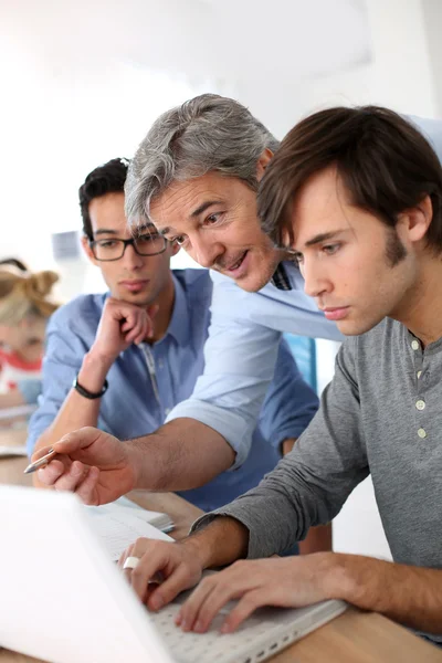 Estudiantes con profesor — Foto de Stock