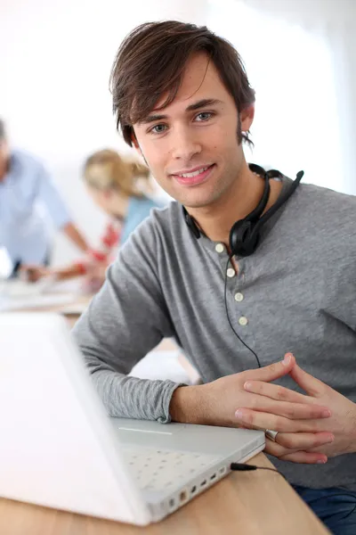 Studente con auricolare — Foto Stock