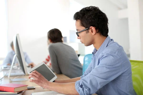 Estudiante usando tableta — Foto de Stock