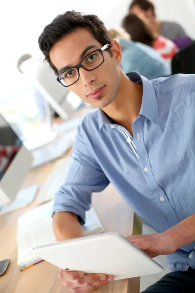 Student using tablet — Stock Photo, Image