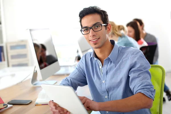 Estudiante usando tableta —  Fotos de Stock