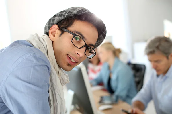 Lachende student — Stockfoto