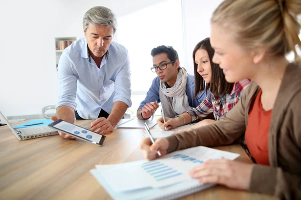 Estudiantes con profesor — Foto de Stock