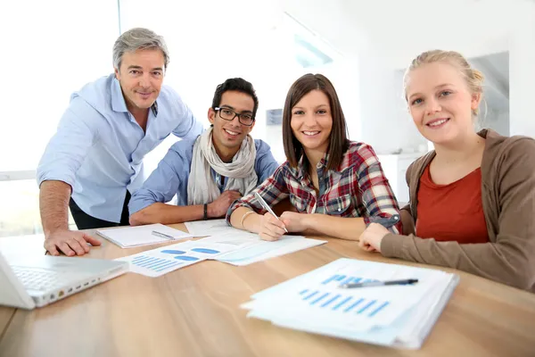 Schüler mit Lehrer — Stockfoto