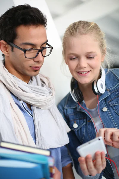 Amigos con smartphone — Foto de Stock