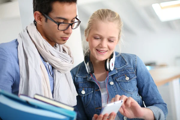 Friends with smartphone — Stock Photo, Image