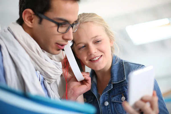 Friends with smartphone — Stock Photo, Image