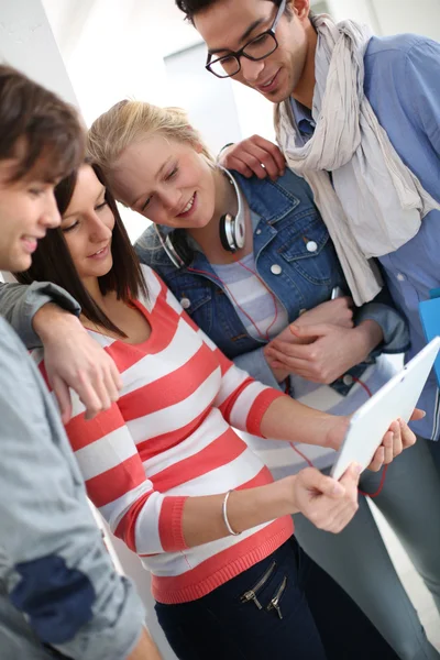 Menschen surfen mit Tablet — Stockfoto