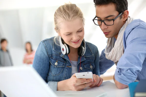 People using smartphone — Stock Photo, Image