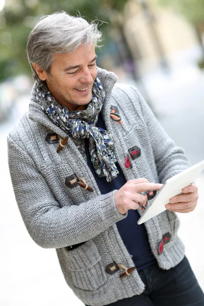 Man using tablet — Stock Photo, Image