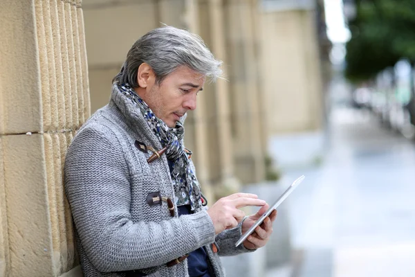 Man met tablet — Stockfoto