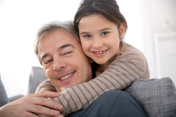 Girl embracing her daddy — Stock Photo, Image