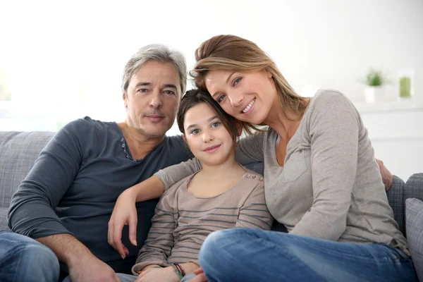 Glada leende familj — Stockfoto