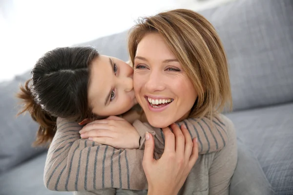 Menina beijando sua mãe — Fotografia de Stock