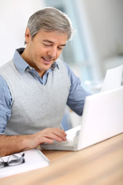 Homem de negócios trabalhando no laptop — Fotografia de Stock