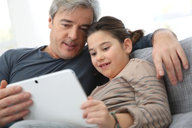 Baba ve kızı ile tablet
