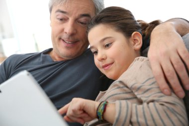 Baba ve kızı ile tablet