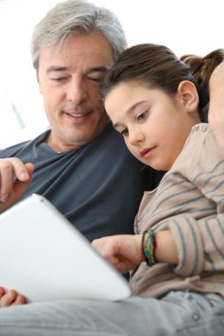 Baba ve kızı ile tablet