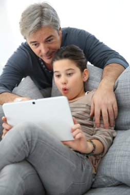 Baba ve kızı ile tablet