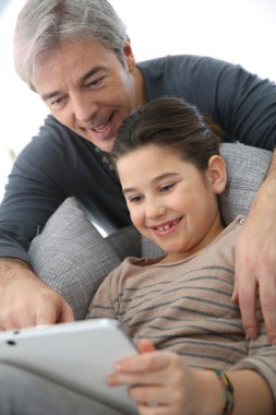 Baba ve kızı ile tablet