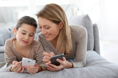 Anne ve kızı ile smartphone