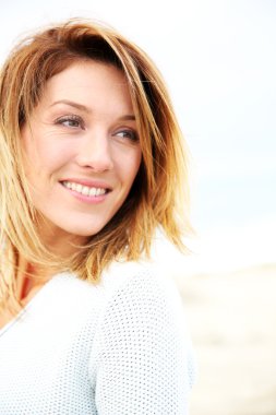 Sahilde Olgun kadın