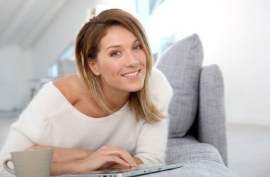 kadın websurfing Internet üzerinde