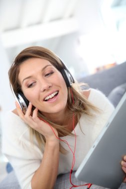 Müzik Dinleyen Kadın