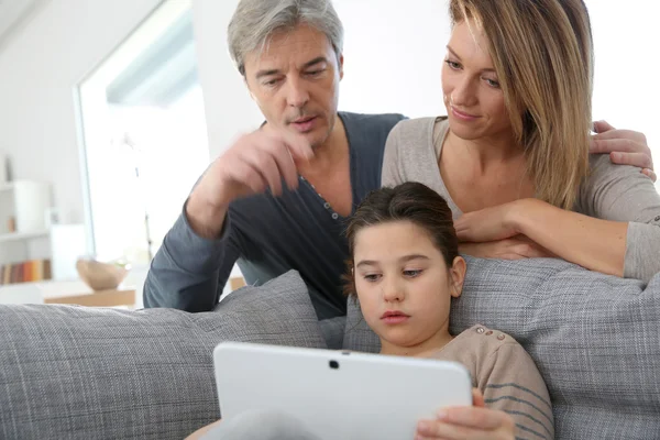 Padres haciendo websurf con su hija — Foto de Stock