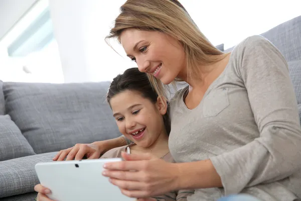 Mãe e filha com tablet — Fotografia de Stock