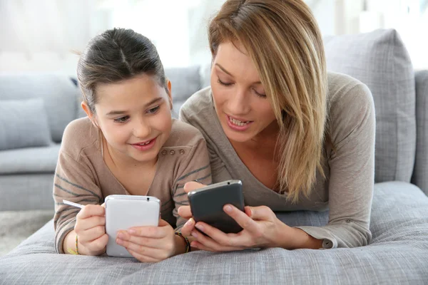 Mãe e filha com smartphone — Fotografia de Stock