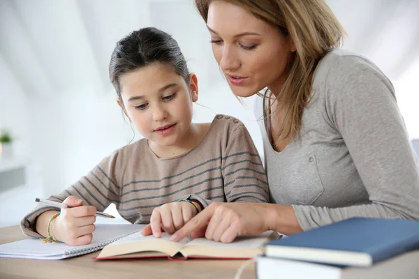 Moeder helpen kid — Stockfoto