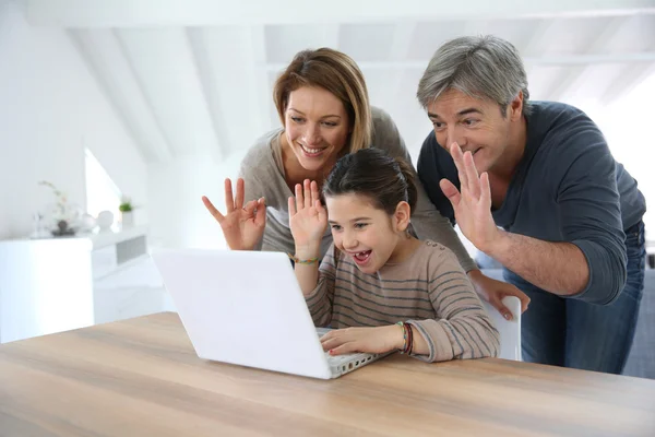 Família fazendo chamada na internet — Fotografia de Stock