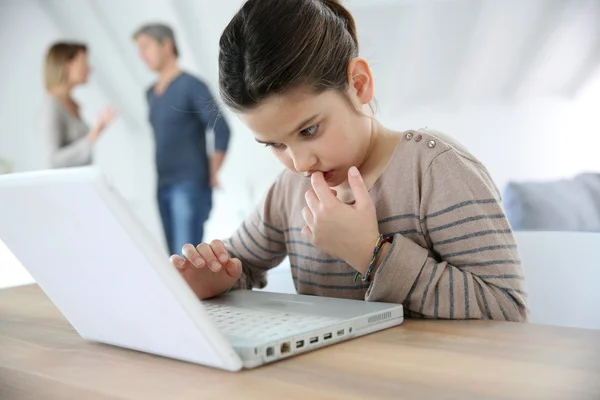 Dziewczyna robi zadanie na laptopie — Zdjęcie stockowe