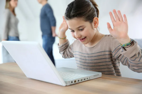 Girl waving at laptop — Stockfoto