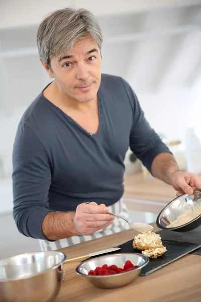 Hombre preparando pasteles —  Fotos de Stock