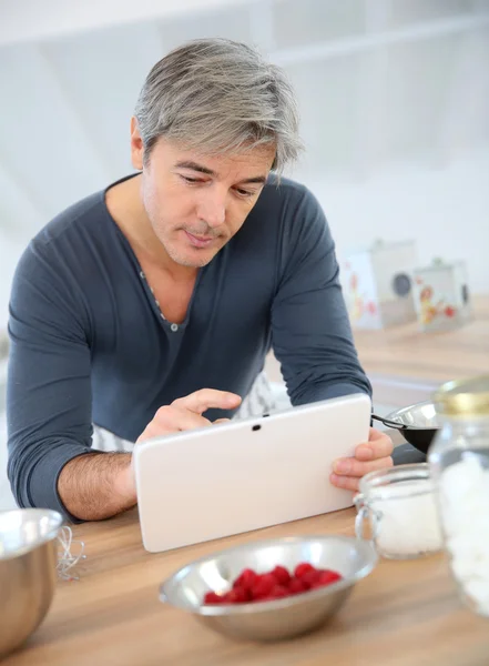 Man looking on digital tablet — Stock Photo, Image