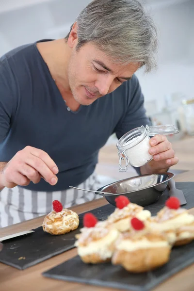 Man förbereder bakverk — Stockfoto