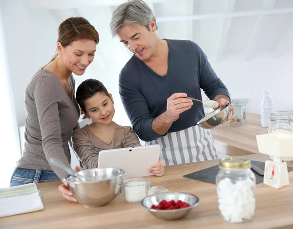 Famiglia preparazione pasticceria — Foto Stock