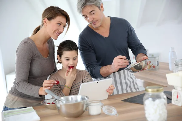 Family preparing pastry — Stock Photo, Image