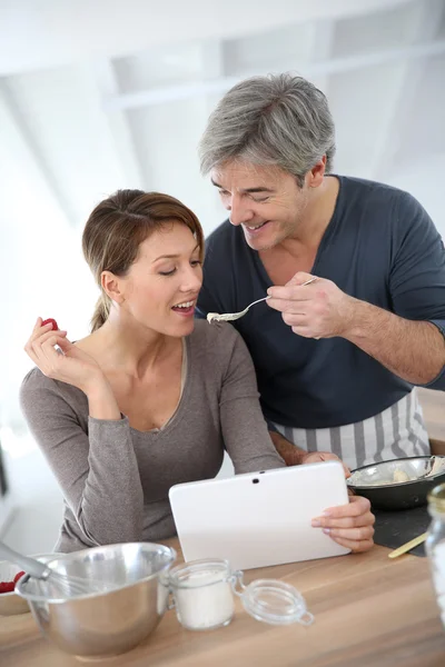 Fru smakar tårta — Stockfoto