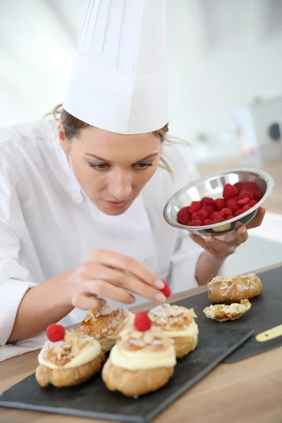 Chef-kok gebak voorbereiden — Stockfoto