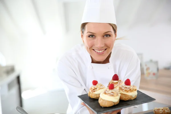 Chef de pastelaria mostrando sobremesas — Fotografia de Stock