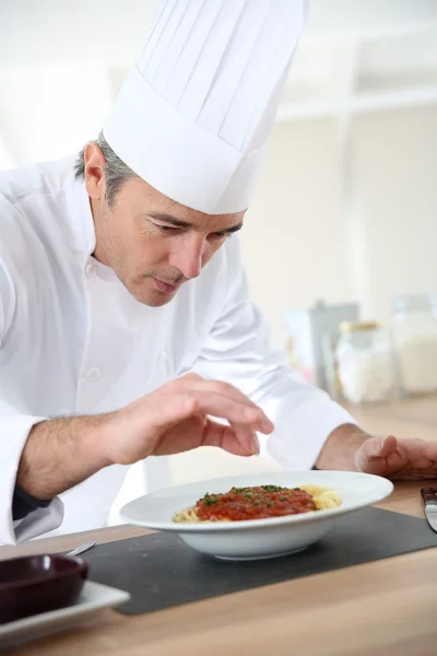 Chef présentant plat italien — Photo