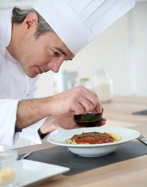 Šéfkuchař prezentující italské jídlo — Stock fotografie