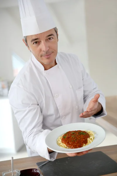 Chef apresentando prato italiano — Fotografia de Stock