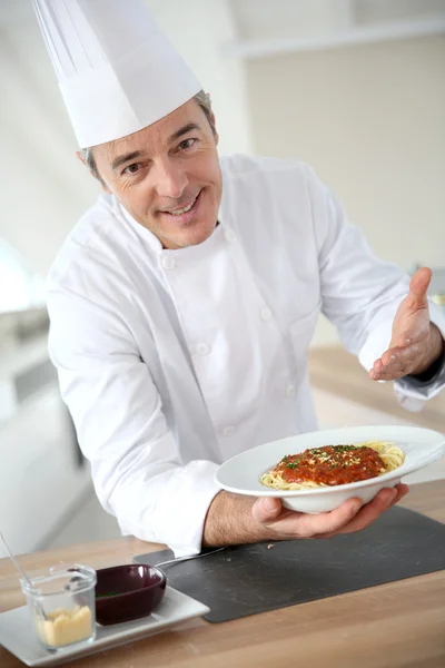 Chef présentant plat italien — Photo