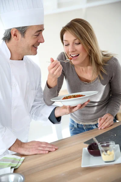 Koch bereitet Pasta zu — Stockfoto