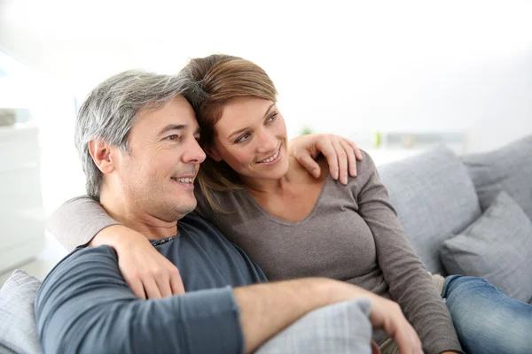 Casal maduro relaxante — Fotografia de Stock